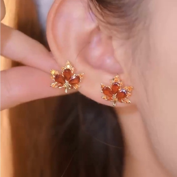 One Pair of Exquisite Retro-Style Red Maple Leaf Shaped Stud Earrings - Picture 1 of 6